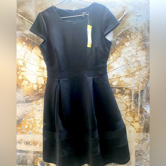 ❌SOLD❌FORMAL BLACK DRESS WITH LACE INSERT DETAILING AT THE BOTTOM! - Picture 2 of 7